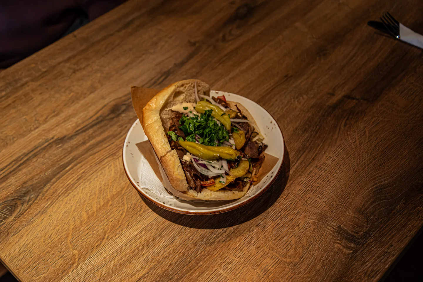 Dönerbrot auf einem Teller auf dem Holztisch bei Troja.