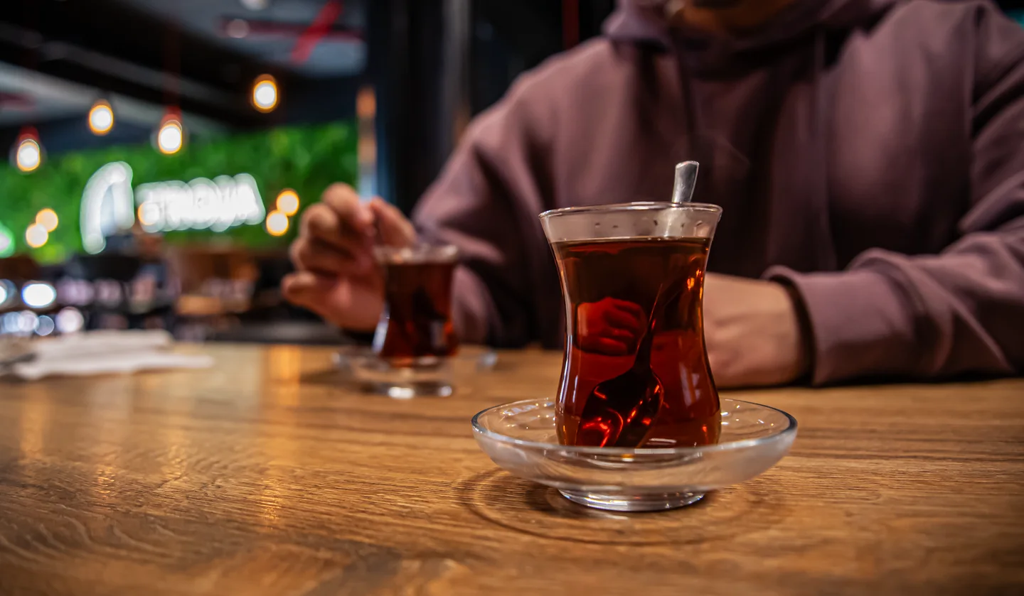 Ein Teeglas auf dem Holztisch im Troja.