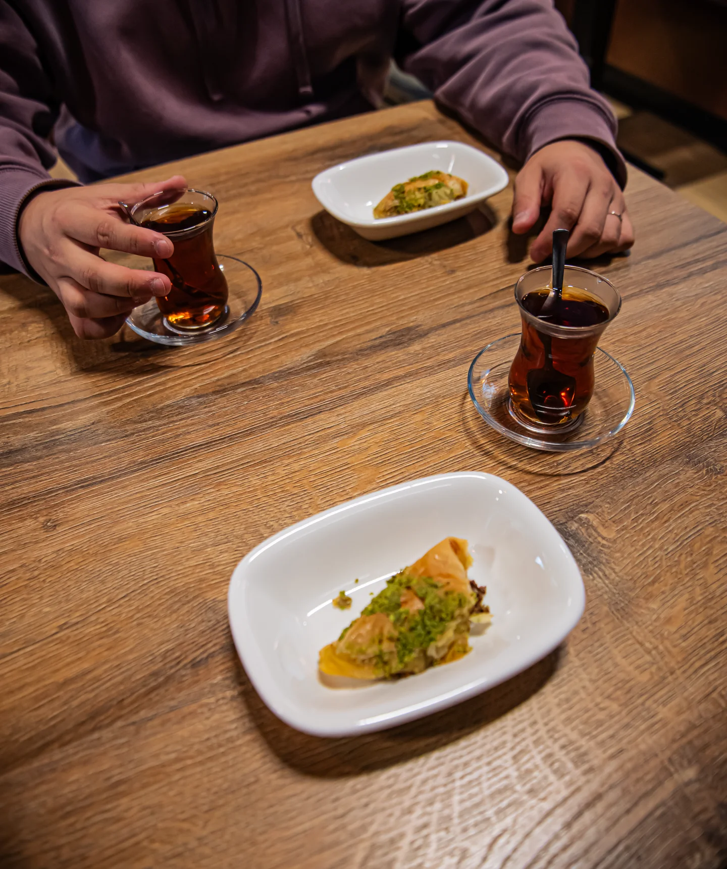 Baklava auf Tellern mit Teegläsern auf einem Tisch bei Troja.