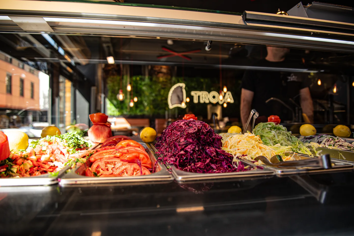 Gemüse und Salate in der Auslage bei Troja.